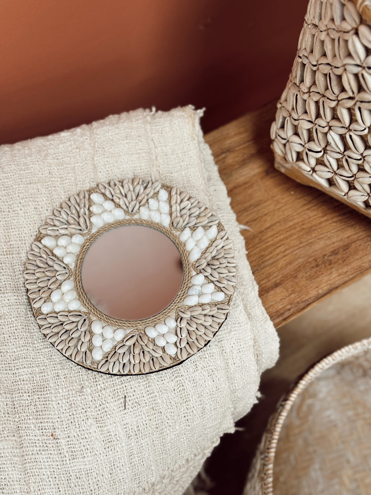 Miroir rond décoratif en coquillages