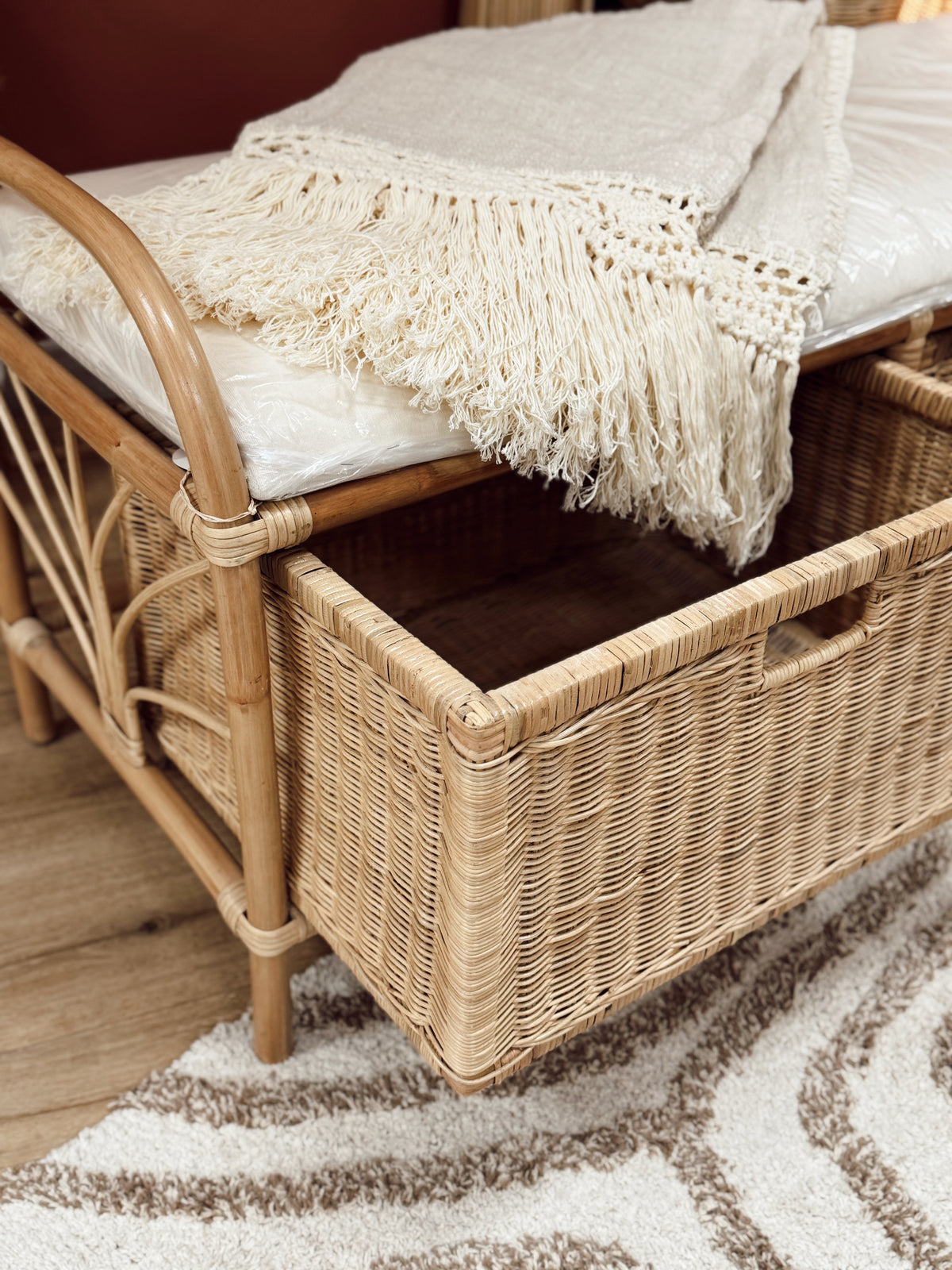 Banc en rotin avec tiroirs et coussin