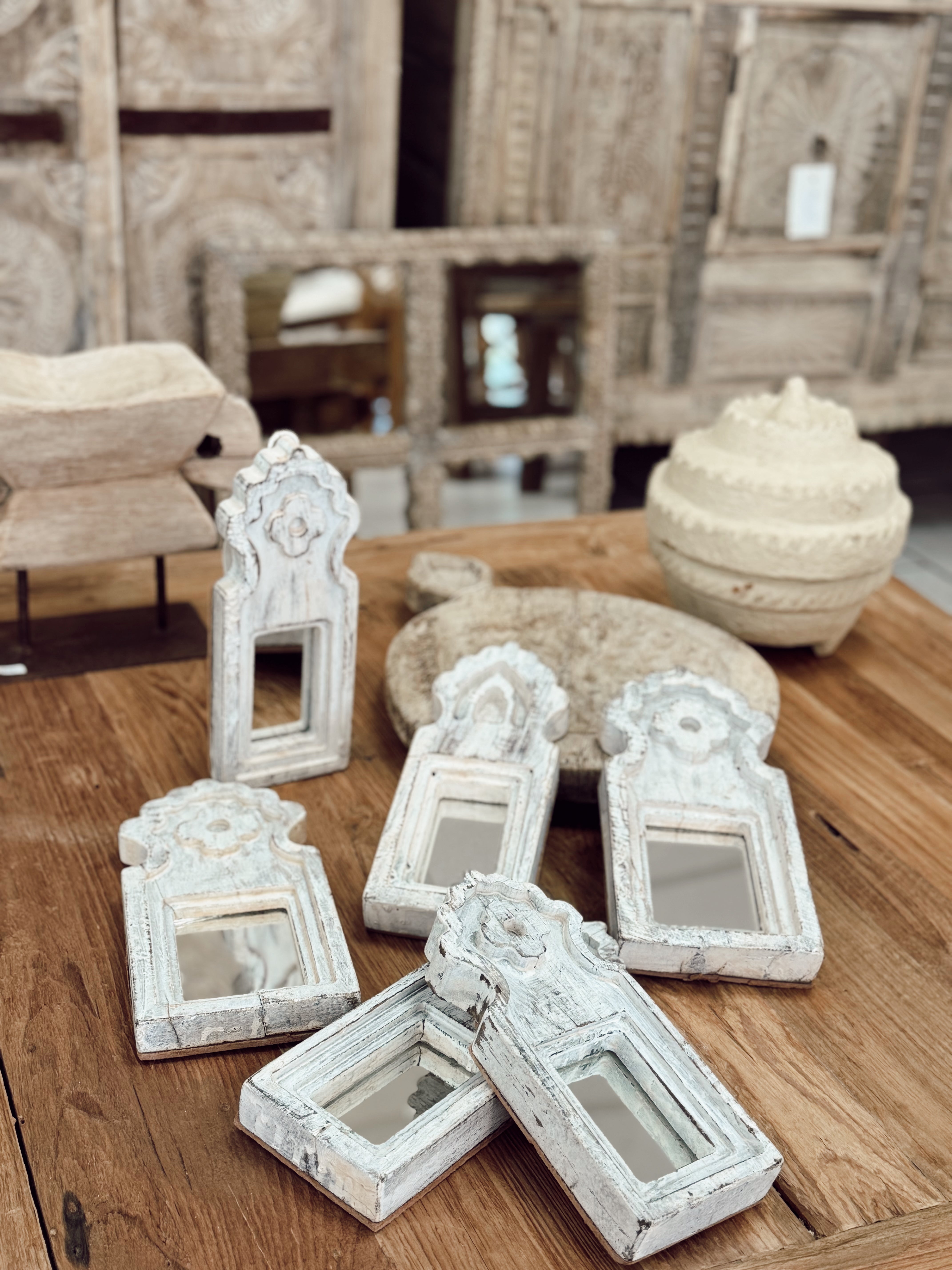 Miroir ancien en bois sculpté blanchi