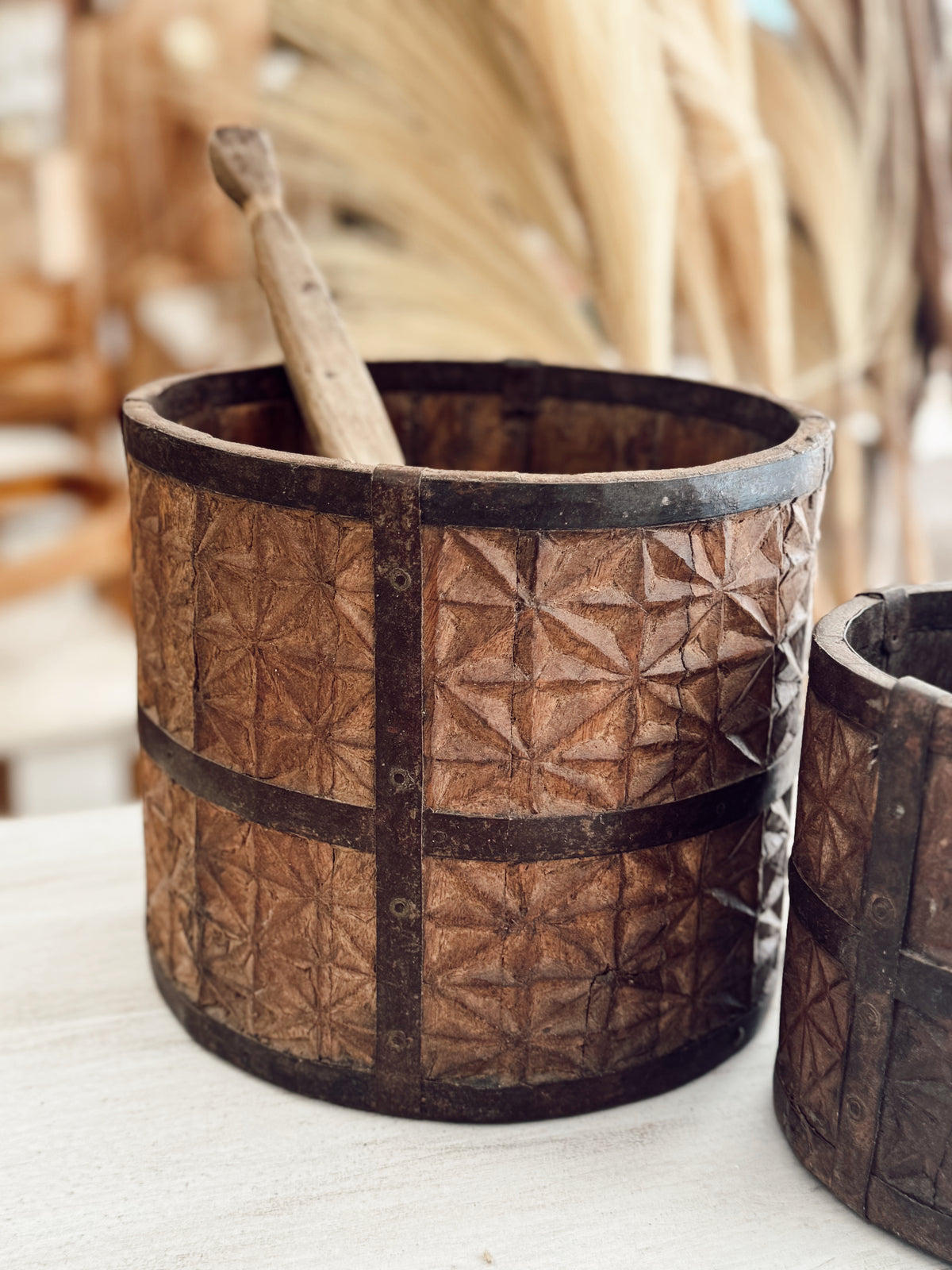 Pots anciens en bois sculpté