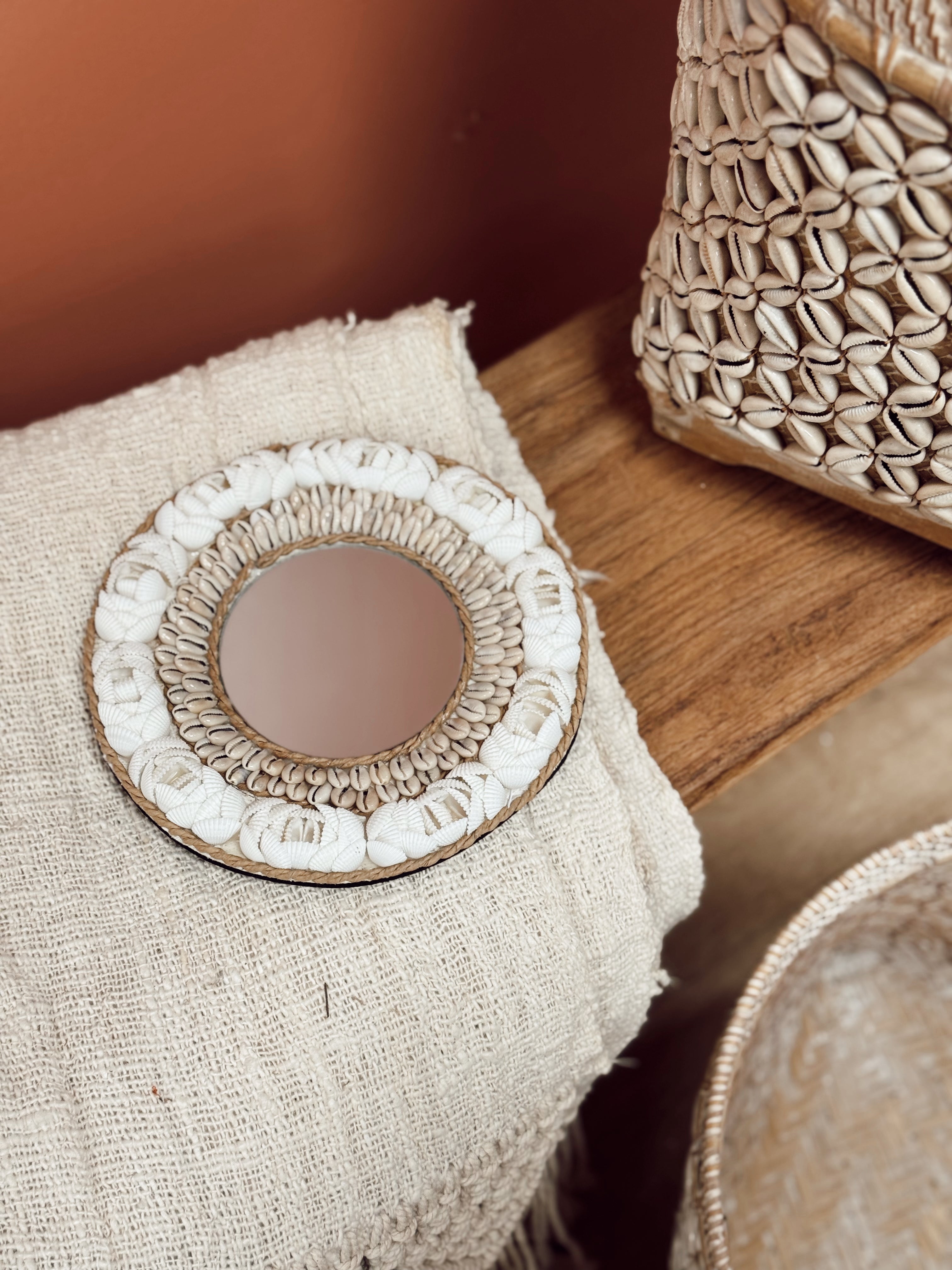 Miroir rond décoratif en coquillages