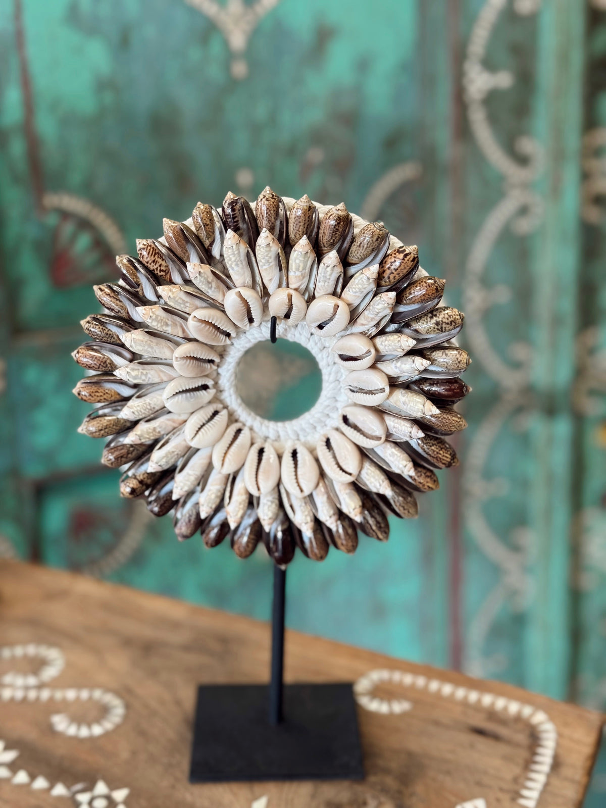 Décoration sur socle - Couronne en coquillages
