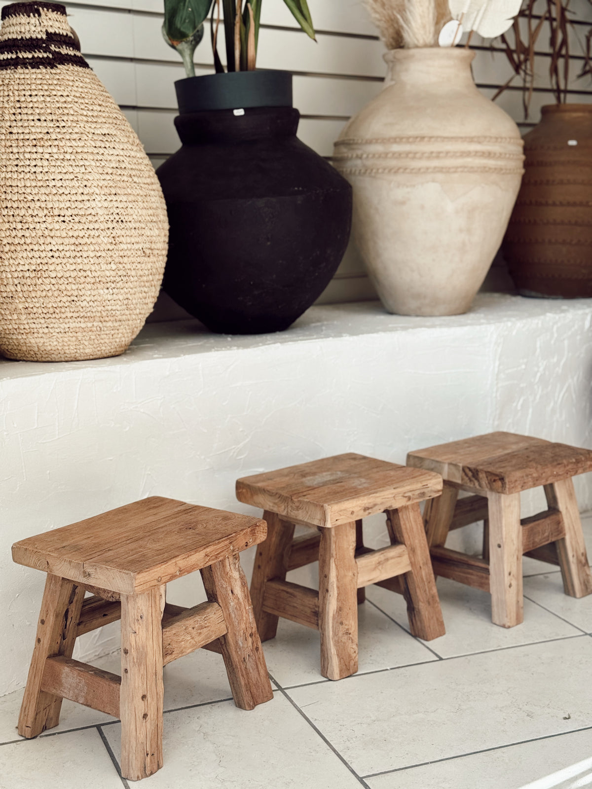 Tabouret en bois ancien brut