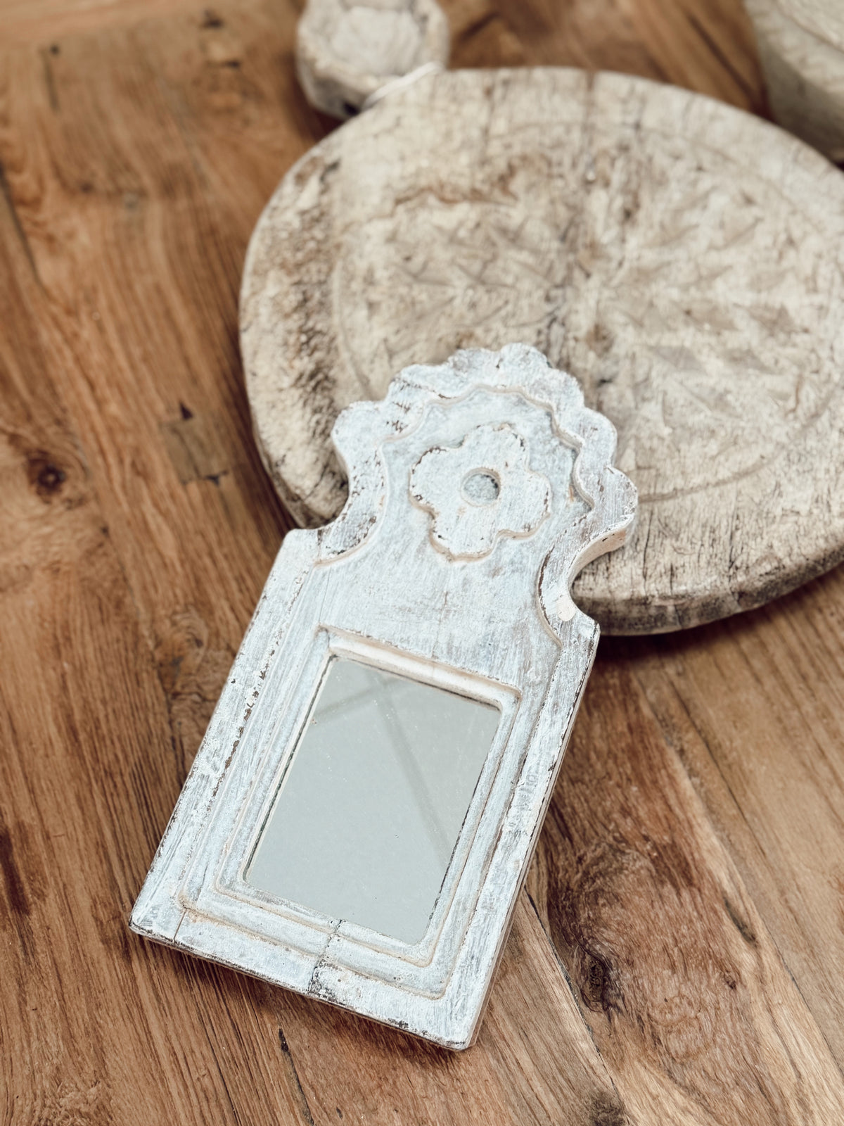 Miroir ancien en bois sculpté blanchi