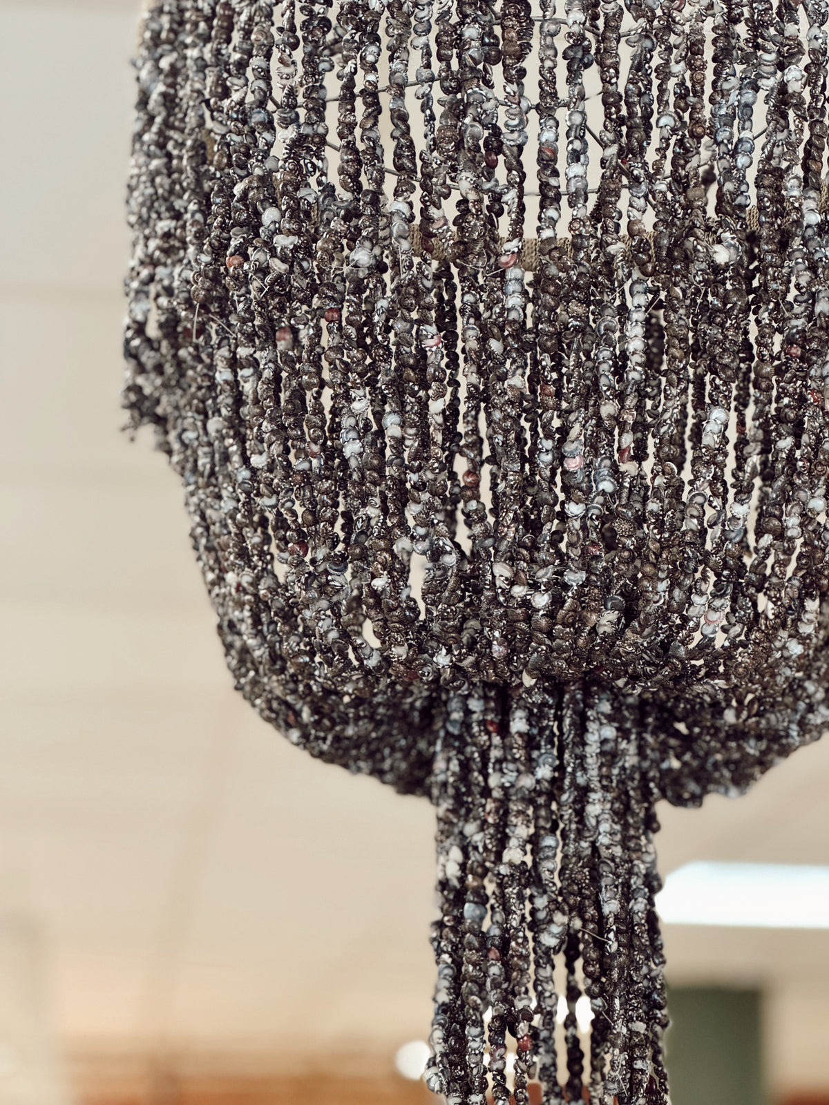 Lustre noir en coquillages