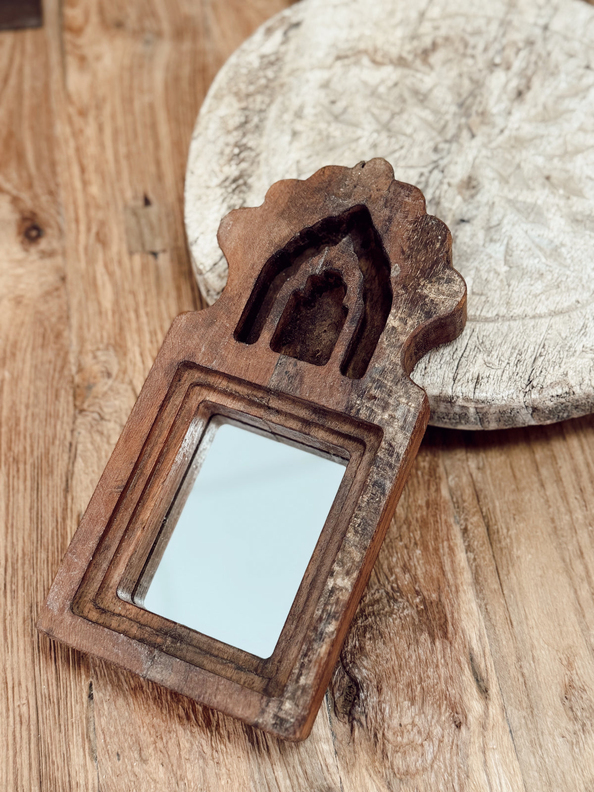 Miroir ancien en bois sculpté