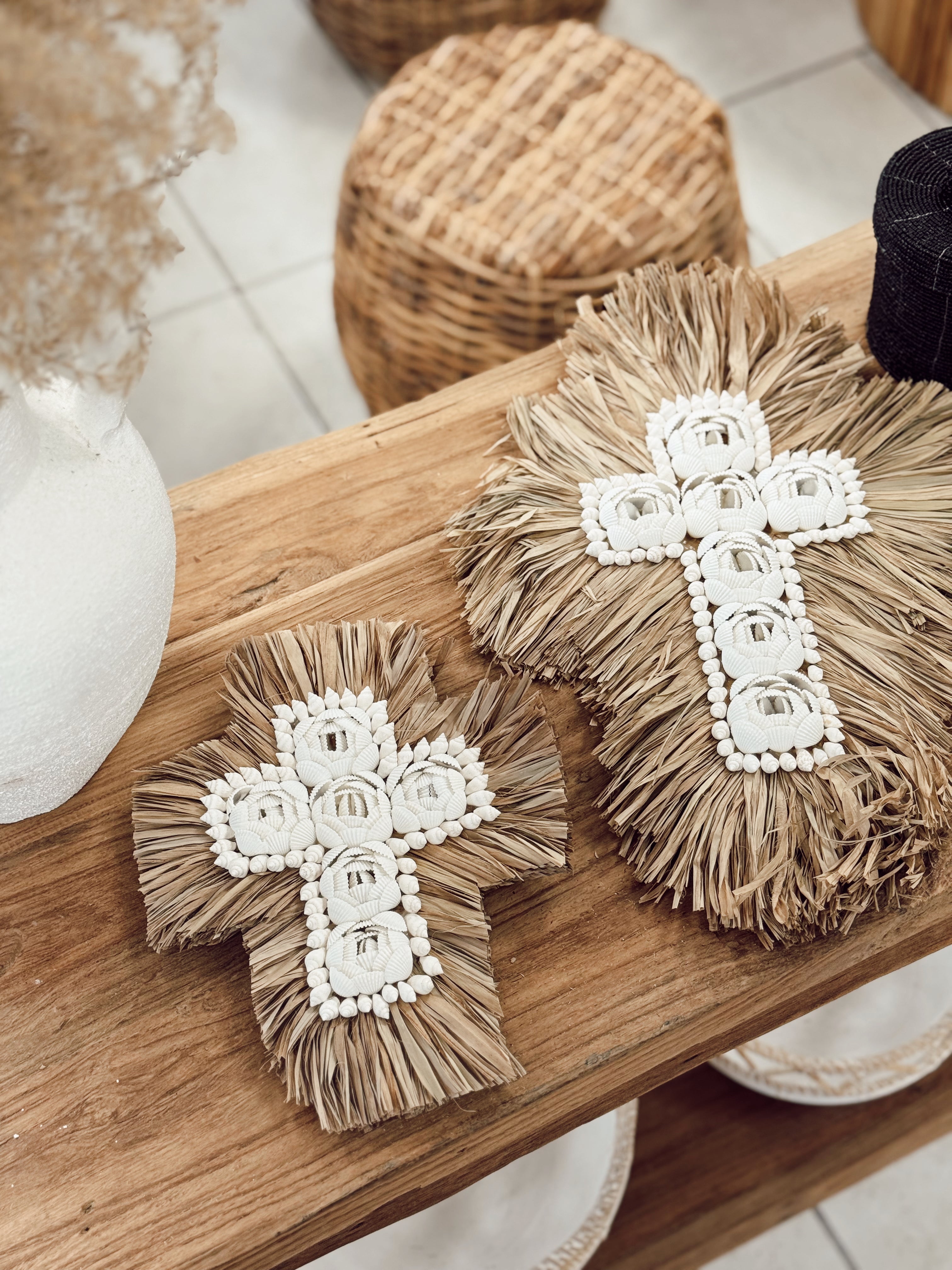 Croix murale en coquillages et feuilles de palmier