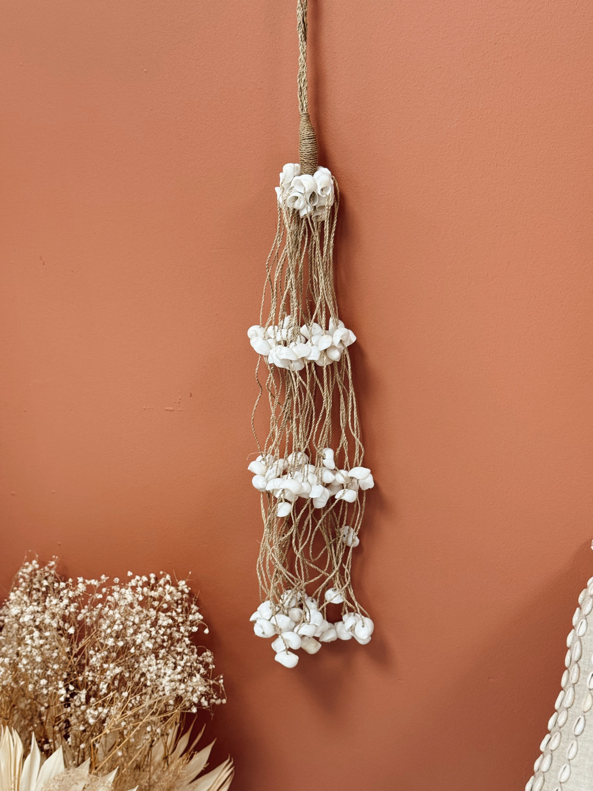 Suspensions murales en coquillages