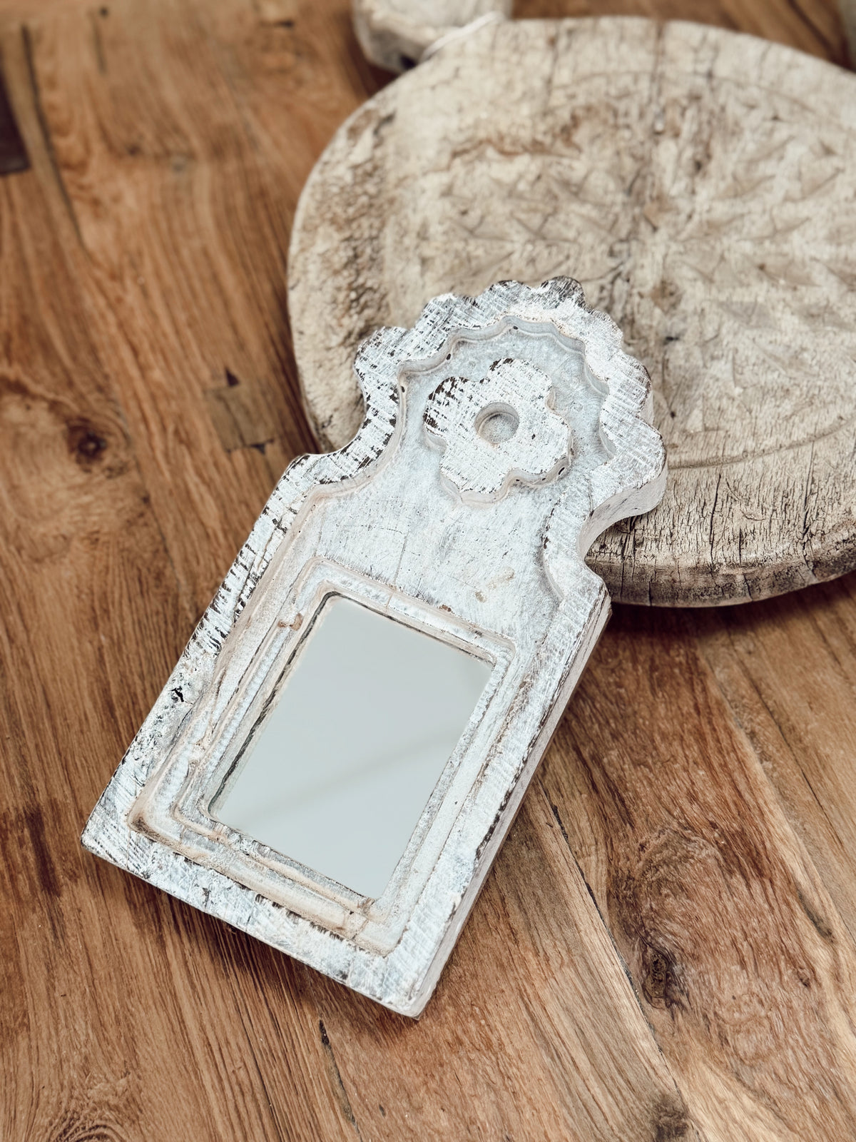 Miroir ancien en bois sculpté blanchi