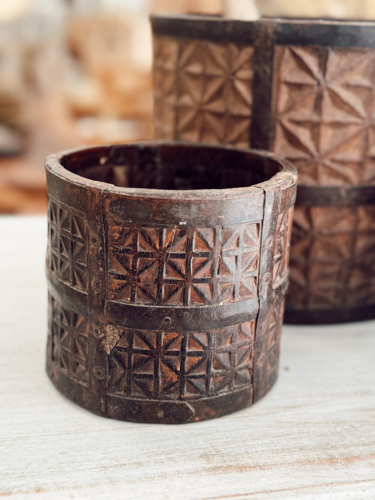 Pots anciens en bois sculpté