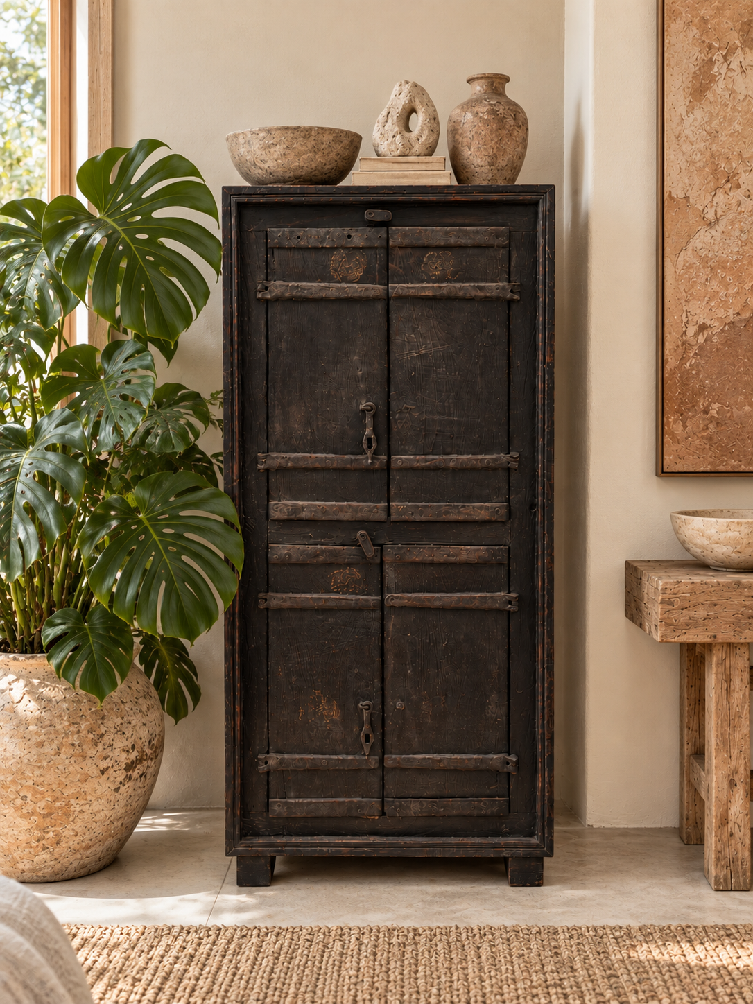 Armoire indienne ancienne noire