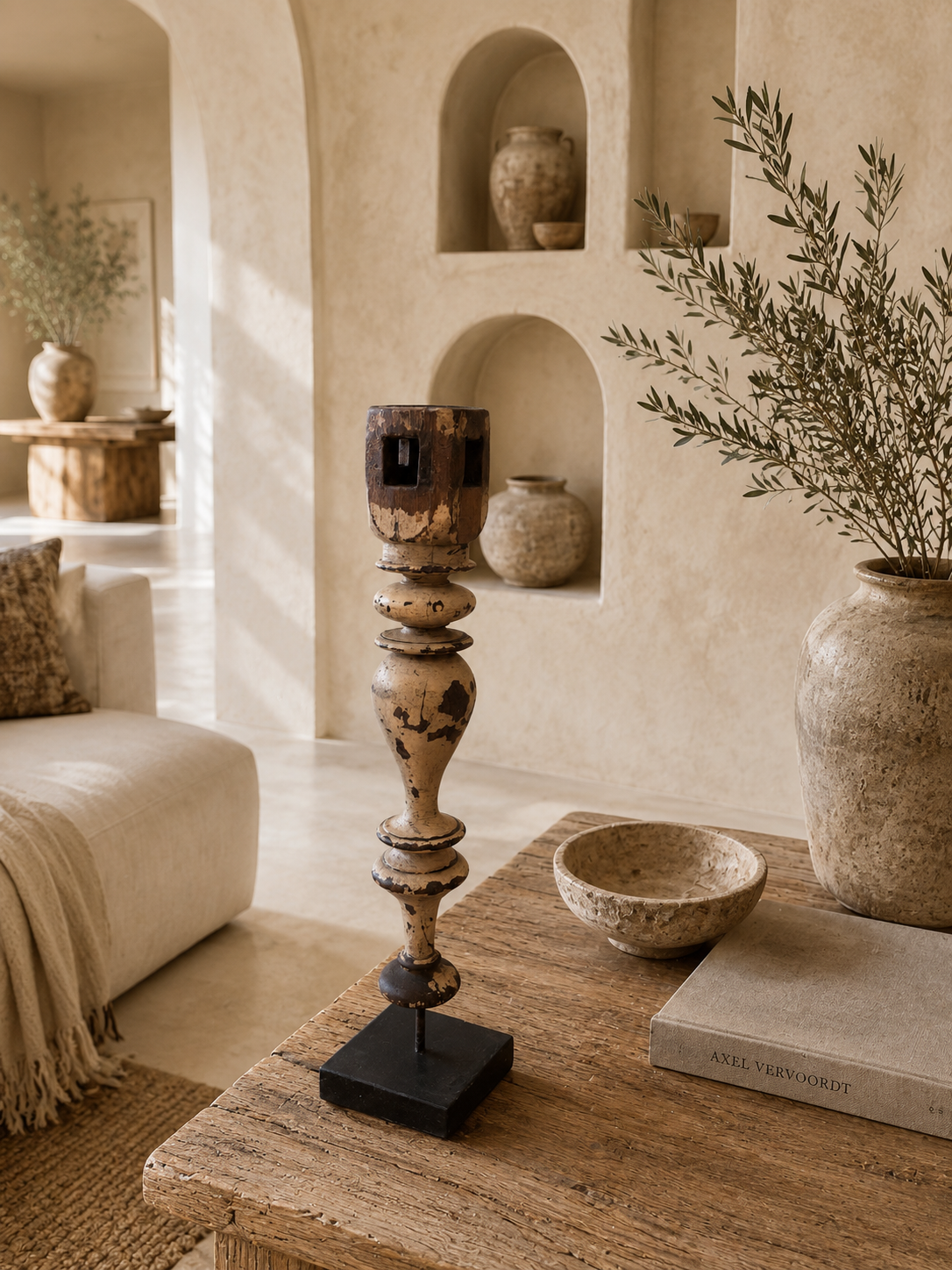 Bougeoir sculpté en bois ancien