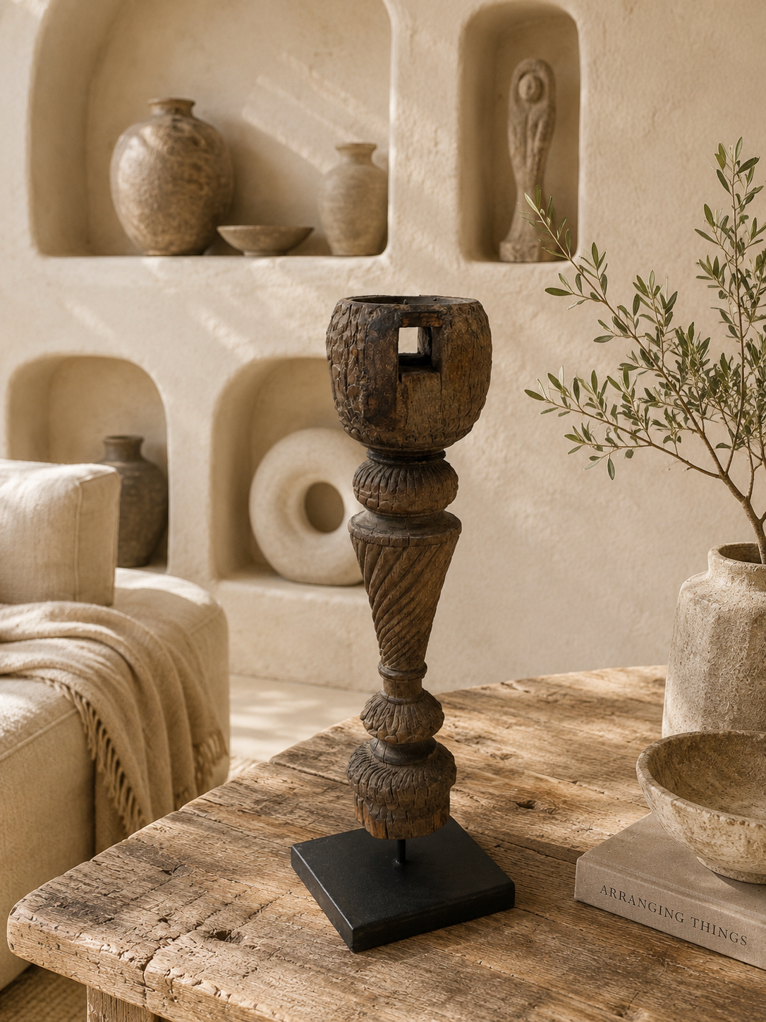 Bougeoir sculpté en bois ancien