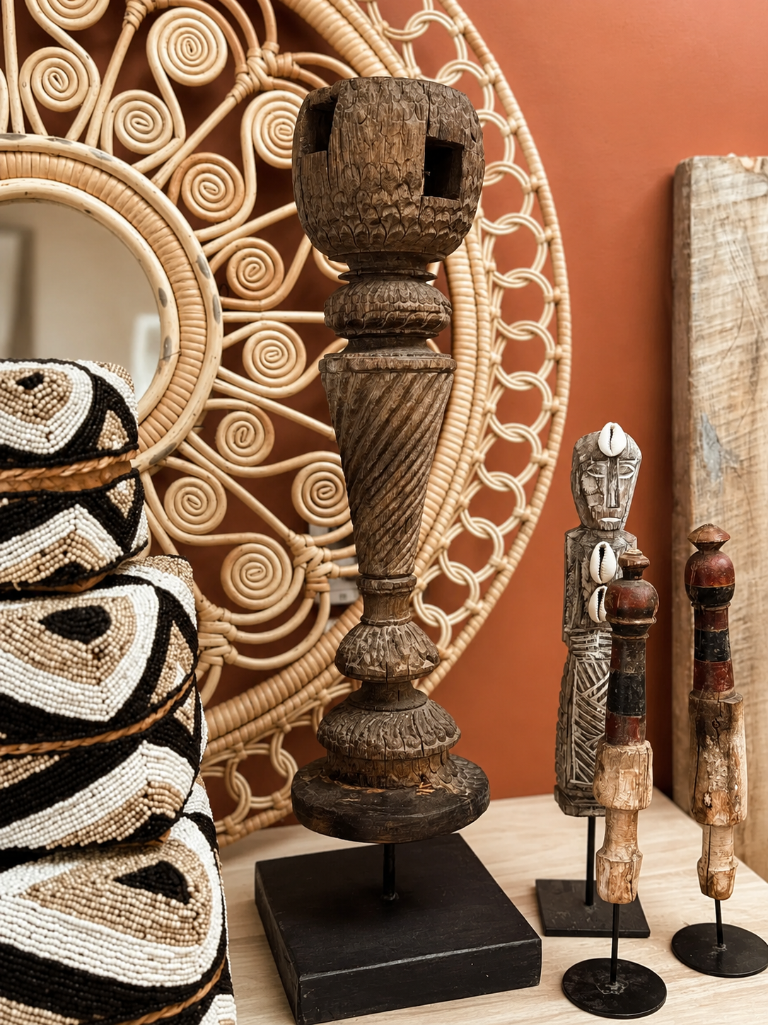 Bougeoir sculpté en bois ancien