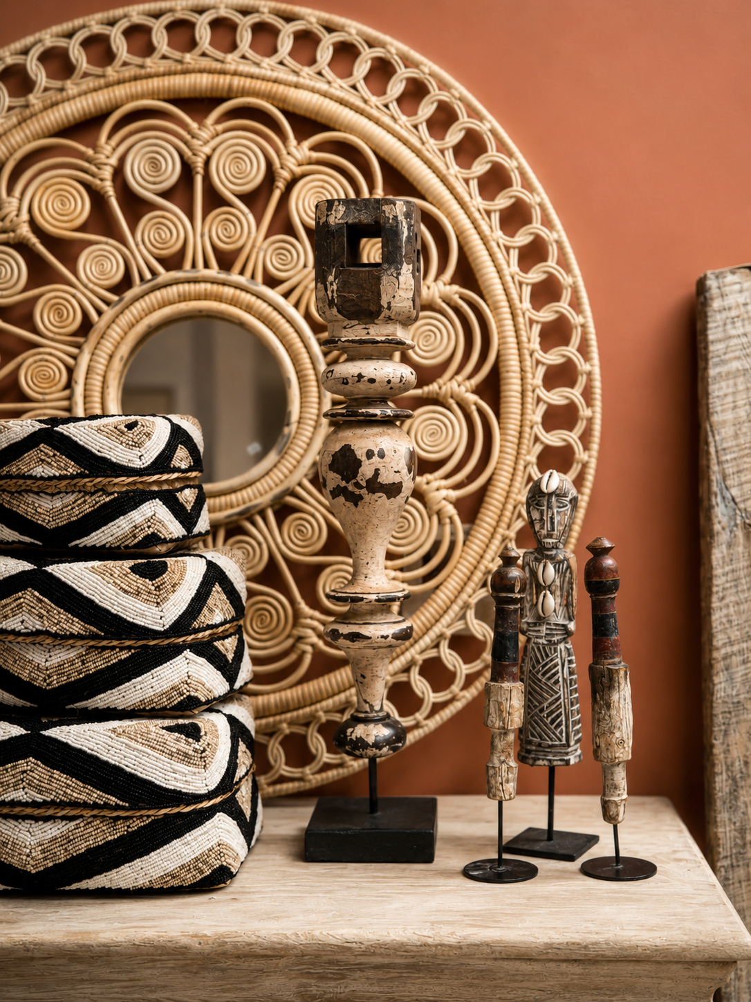 Bougeoir sculpté en bois ancien