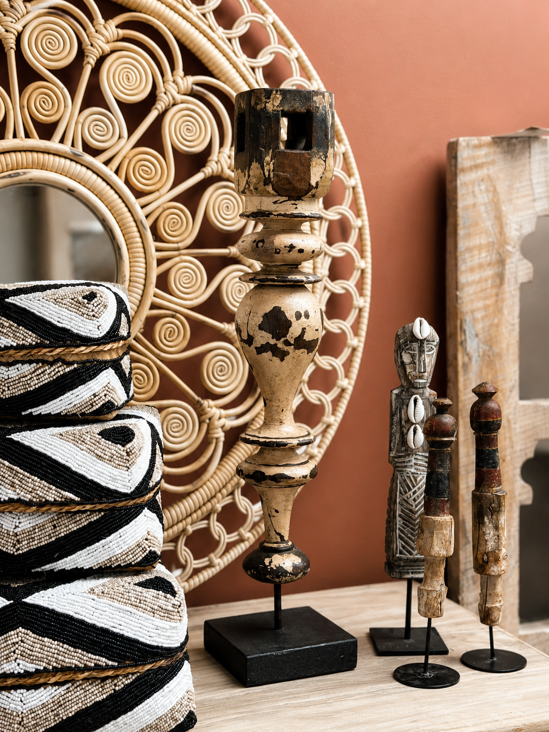 Bougeoir sculpté en bois ancien