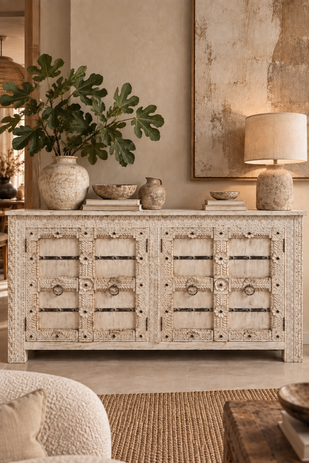 Buffet indien ancien sculpté blanc