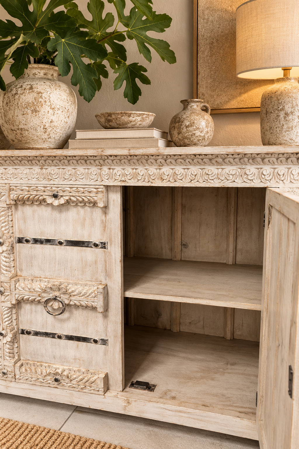 Buffet indien ancien sculpté blanc