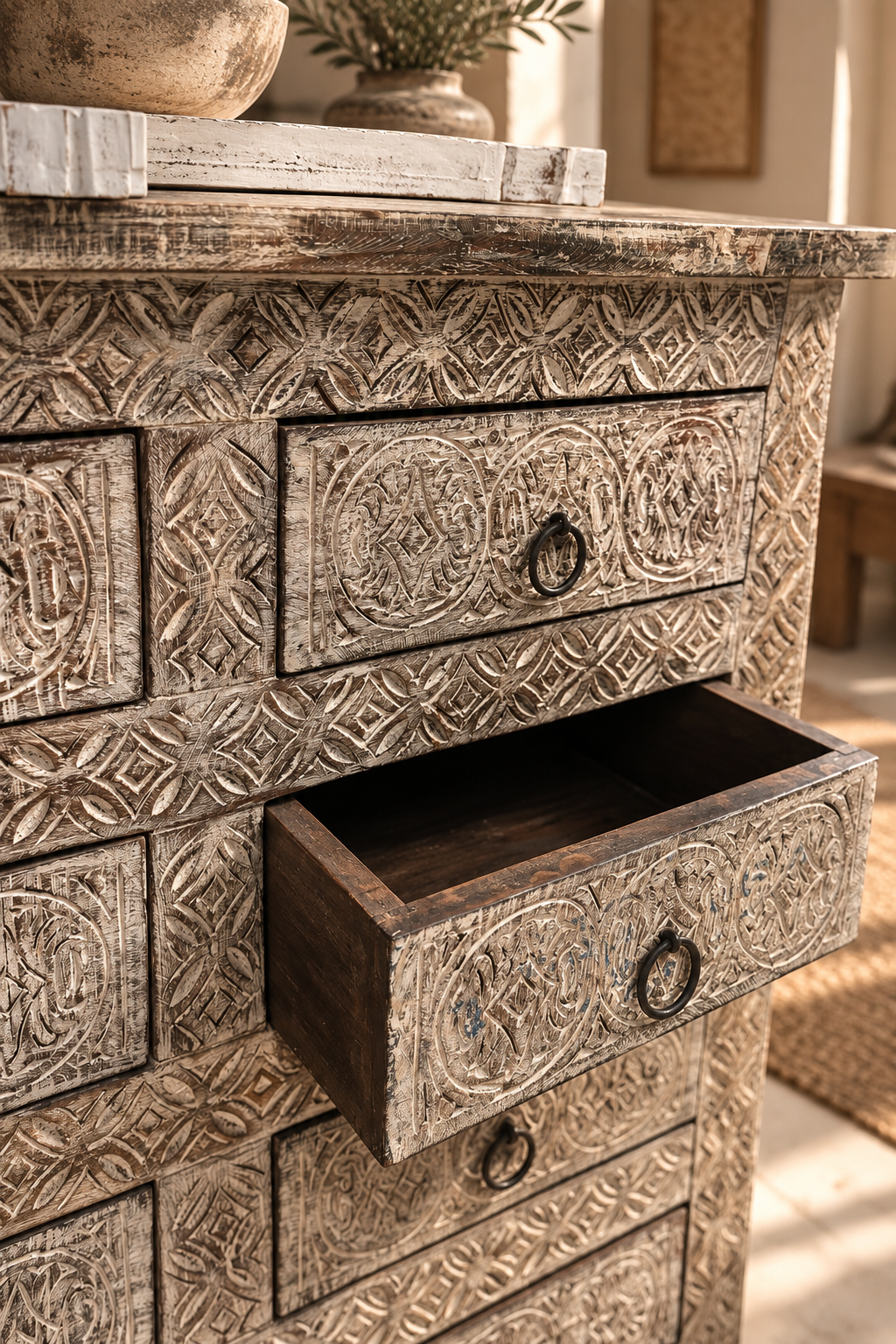 Commode indienne en bois sculpté