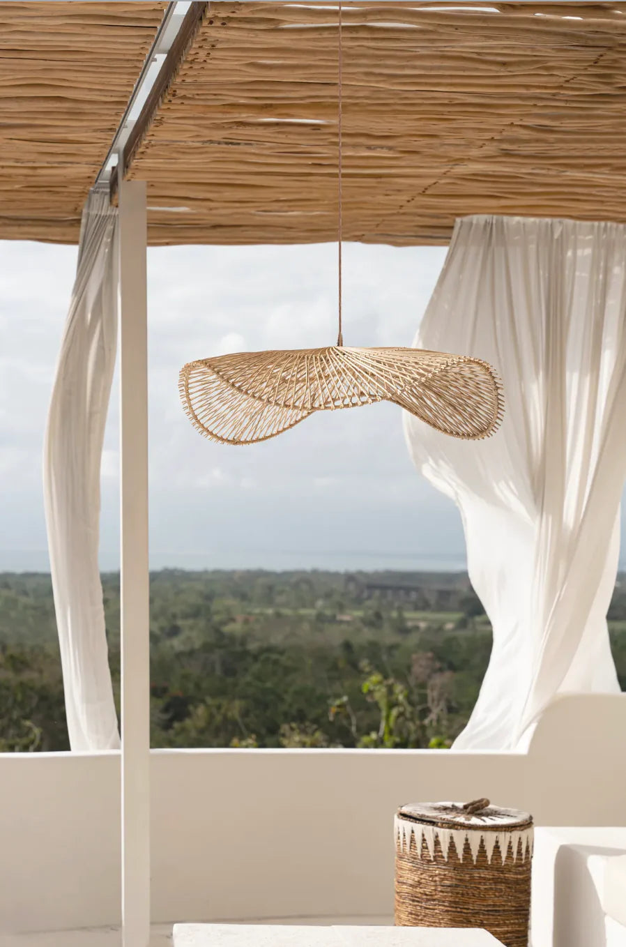 Suspension en rotin chapeau