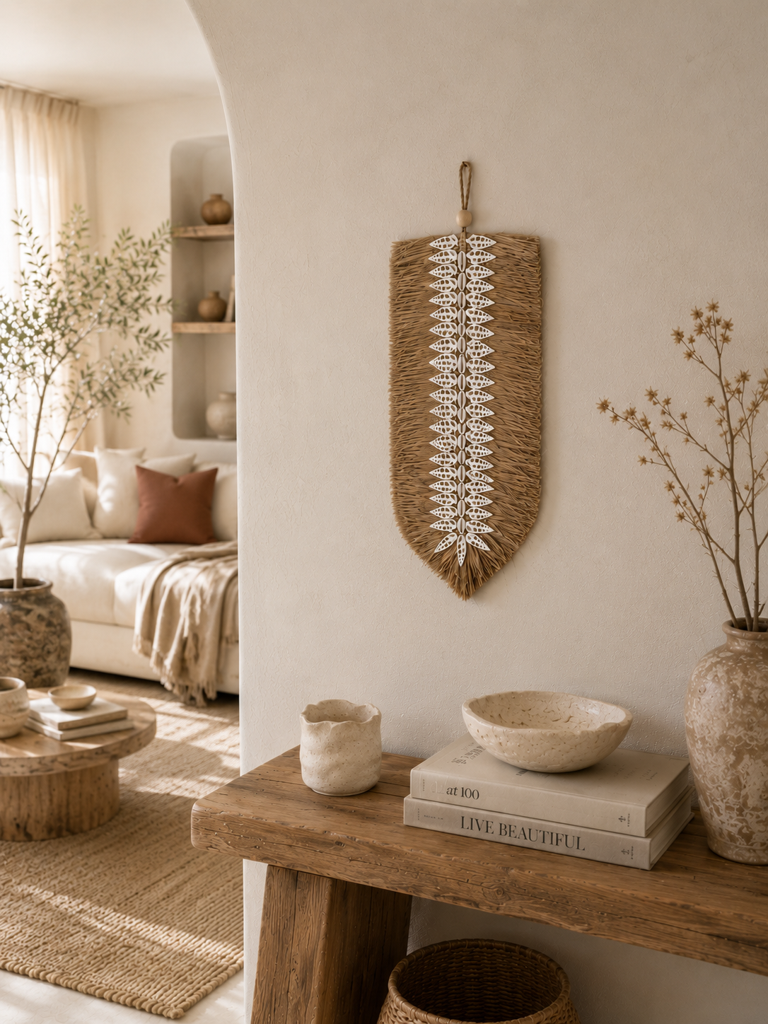 Décoration murale en raphia et coquillages
