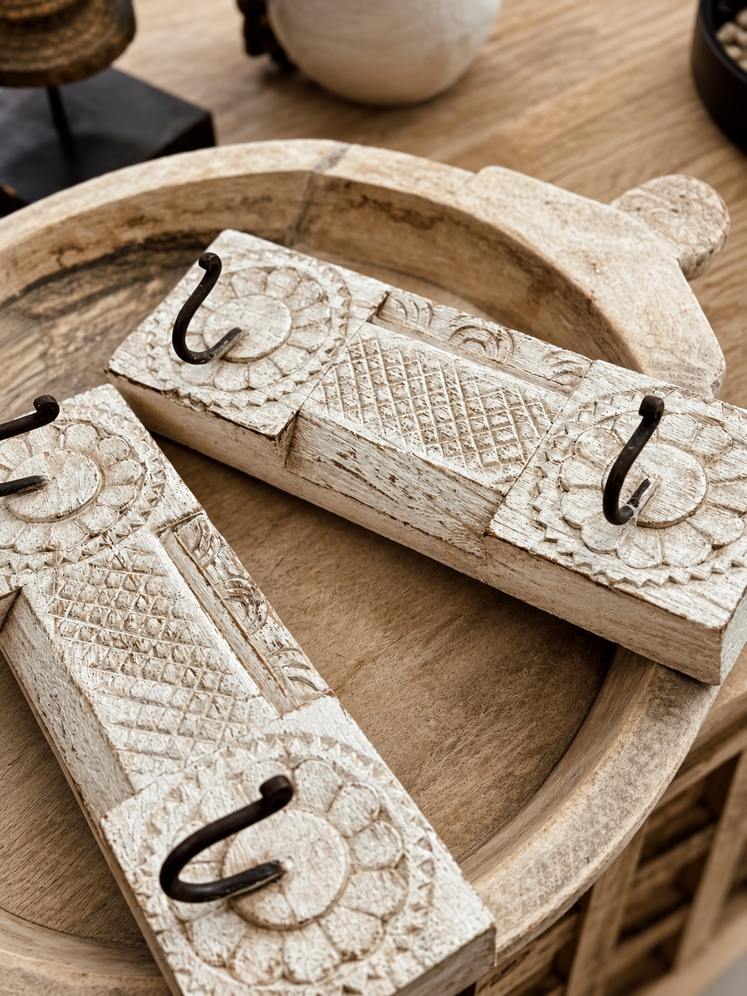 Patère indienne murale en bois ancien sculpté