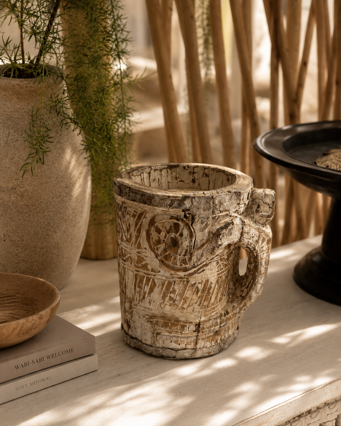 Pot ancien sculpté en bois indien