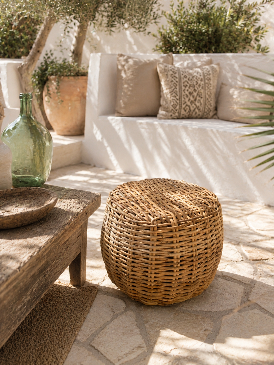 Pouf en rotin tressé