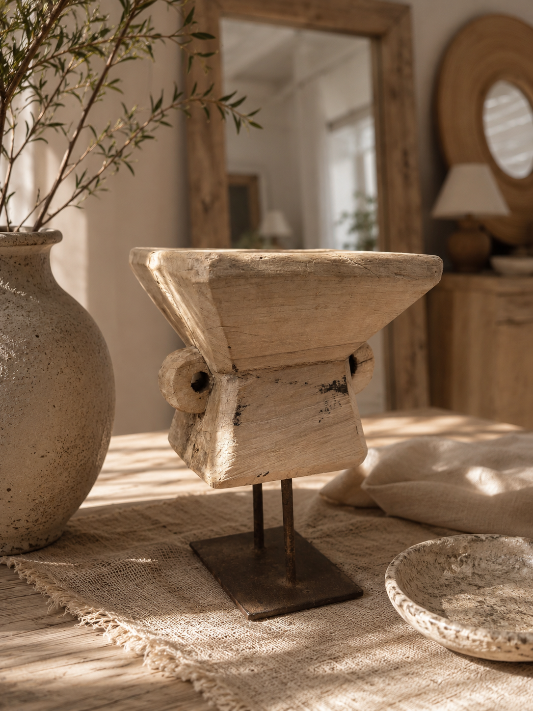 Sculpture ancienne en bois sur socle
