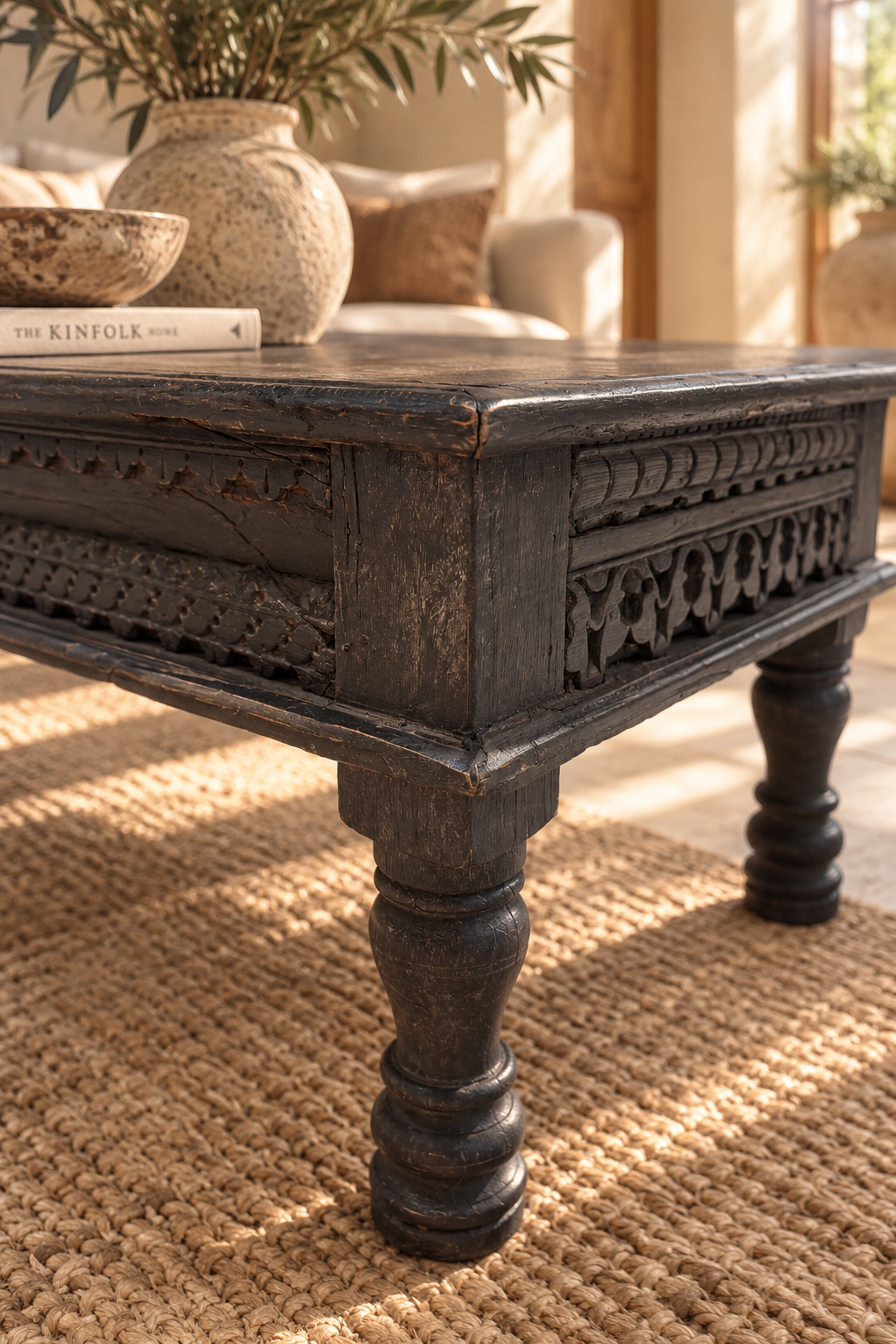 Table basse indienne en bois noir sculpté