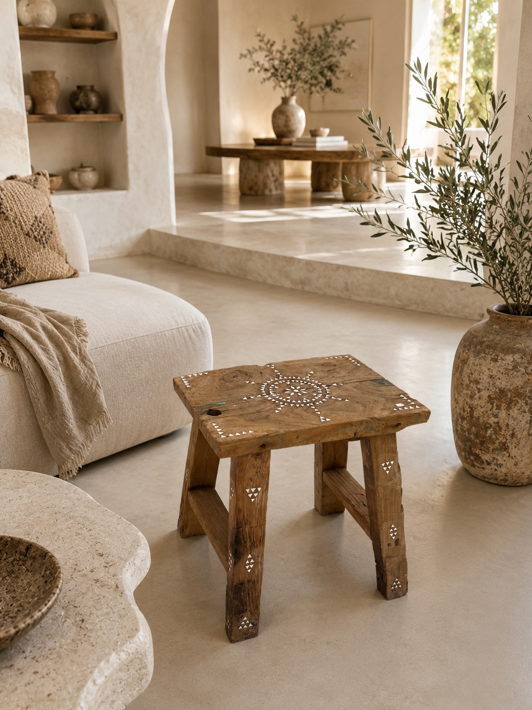 Tabouret en vieux teck et nacre