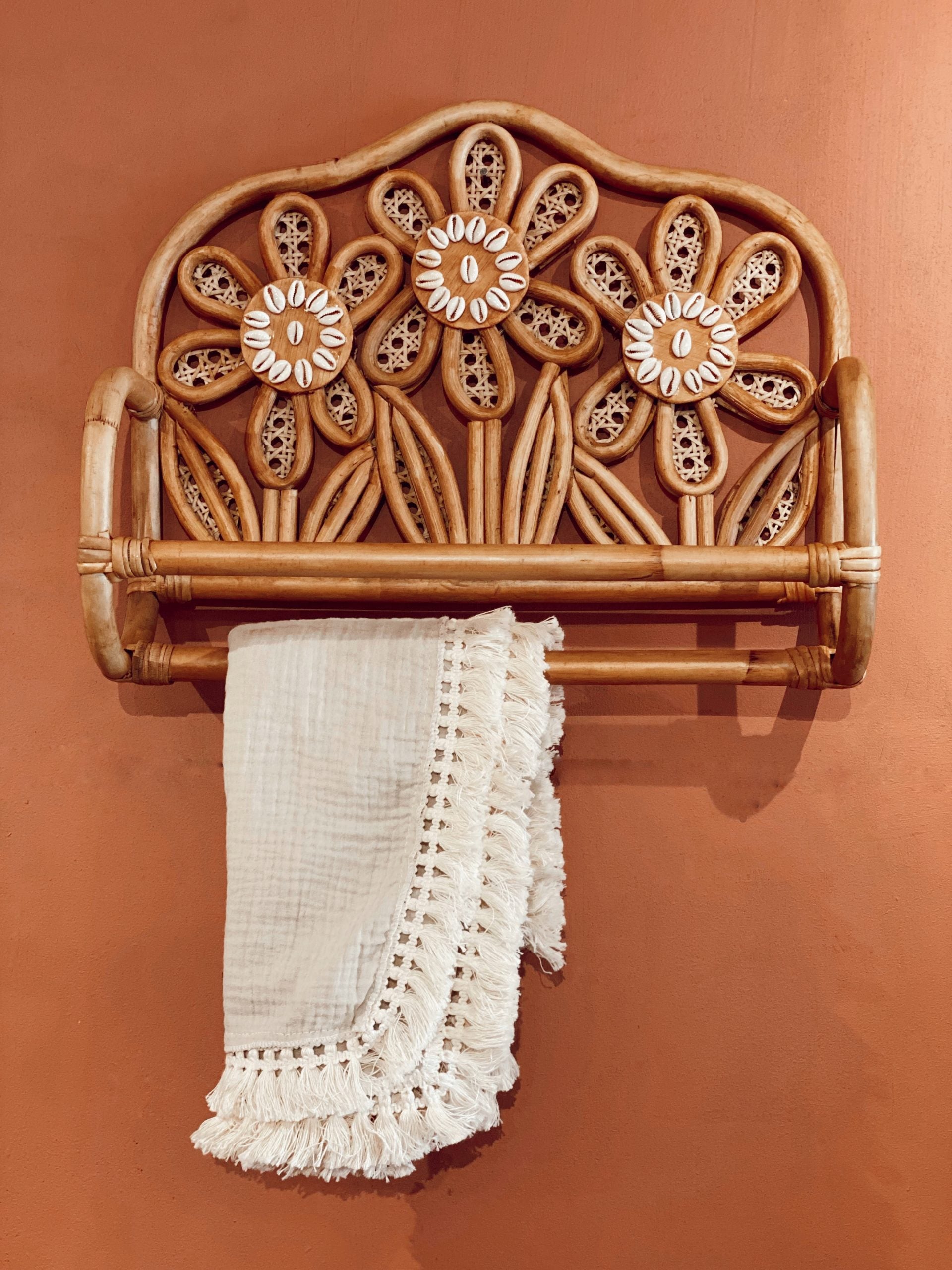 Flower rack in rattan and shells